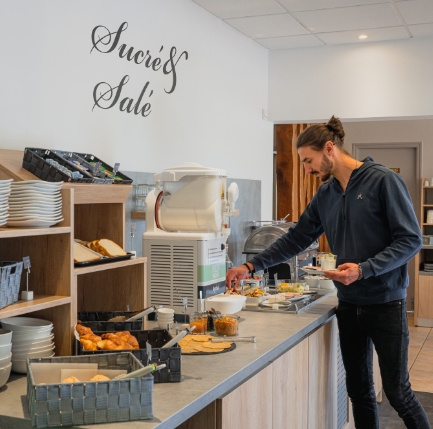 Personne prenant sont petit déjeuner aux trois colonnes