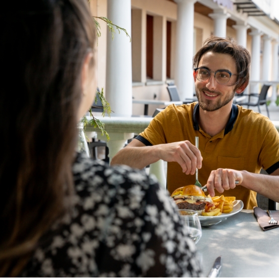 Personnes mangeant au restaurant des Trois Colonnes